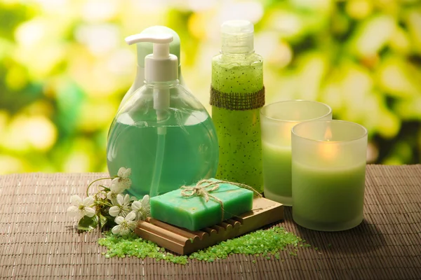 Bouteilles de cosmétiques et savon naturel fait main sur fond vert — Photo