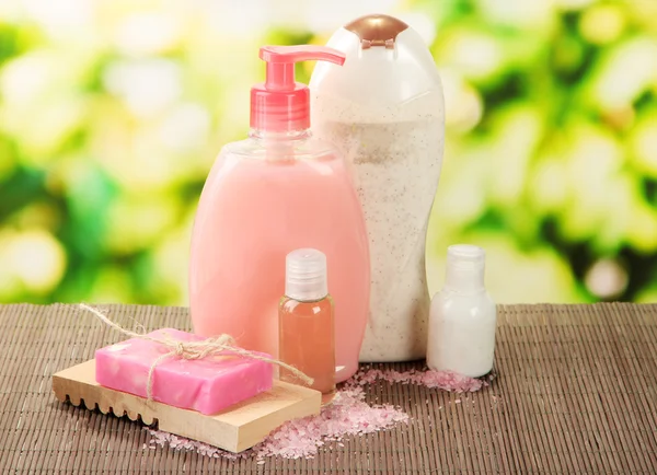 化粧品ボトルや緑色の背景で自然な手作り石鹸 — ストック写真