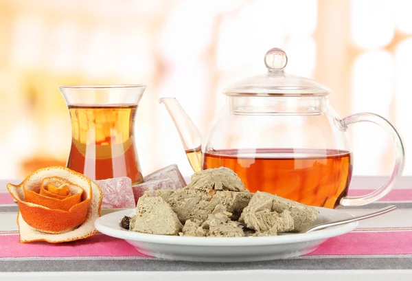 Halva saborosa com chá na mesa no quarto — Fotografia de Stock