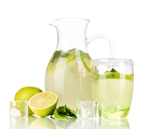 Limonade in werper en glas geïsoleerd op wit — Stockfoto