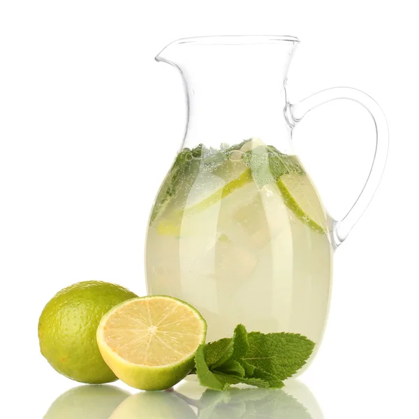 Limonada en jarra aislada sobre blanco —  Fotos de Stock