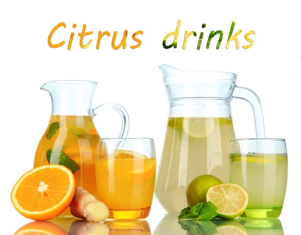 Sinaasappel- en citroenbomen limonade in werpers en glazen geïsoleerd op wit — Stockfoto