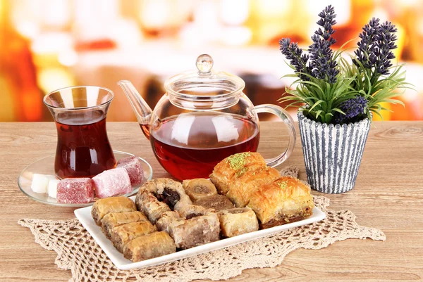 Tatlı baklava tabakta, masada çay. — Stok fotoğraf