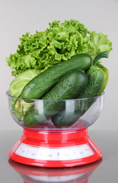 Świeże warzywa w skale na szarym tle — Zdjęcie stockowe