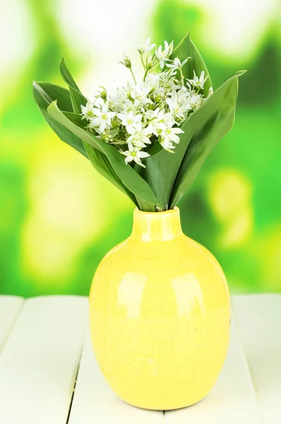 Gyönyörű hegyi nárcisz, színe vázában, a fából készült asztal világos háttér — Stock Fotó