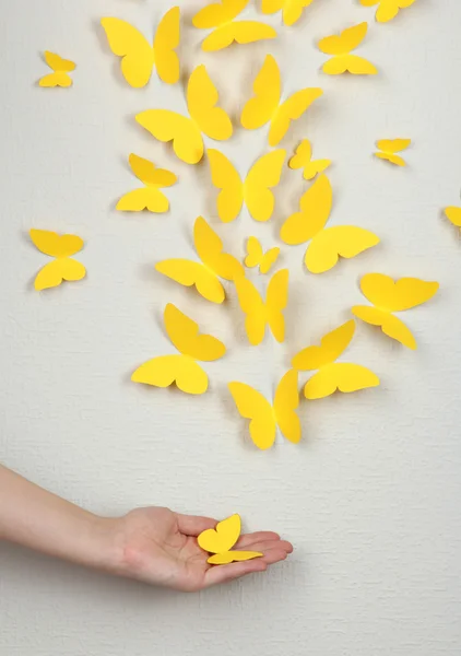 Papier papillons jaunes volent sur le mur dans différentes directions — Photo