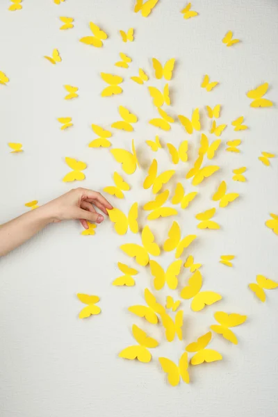 Papel mariposas amarillas vuelan en la pared en diferentes direcciones —  Fotos de Stock