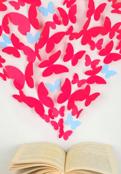 Papillons en papier sous forme de coeur volent livre — Photo