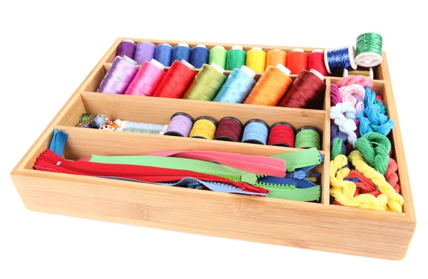 Hilos de colores para la costura en caja de madera aislada en blanco — Foto de Stock