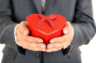 beyaz izole genç işadamı mevcut hediye kutusu