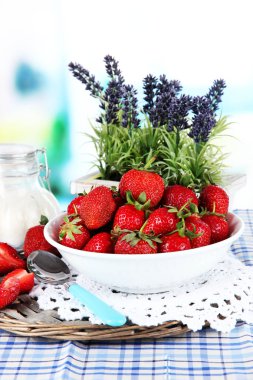 Tablo penceresinin arka plan üzerinde çilek plaka hasır üzerinde durmak