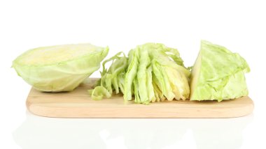 yeşil lahana beyaz izole kesme tahtası üzerine dilimlenmiş