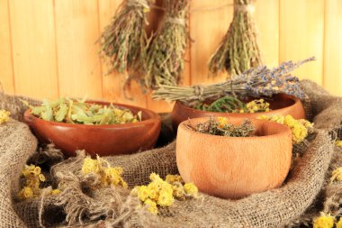 ahşap kase torbalama ahşap zemin üzerinde tablo üzerinde şifalı otlar