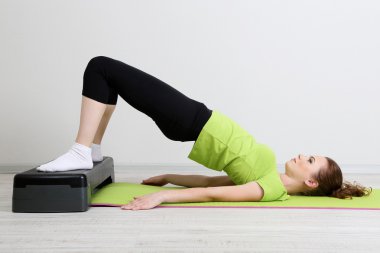 güzel bir genç kadın Step egzersizleri