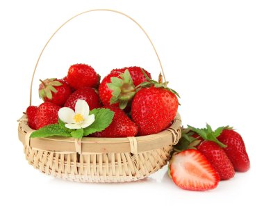 beyaz izole Olgun tatlı çilek sepeti,