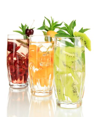 buz üzerinde beyaz izole meyve içecekler bardak