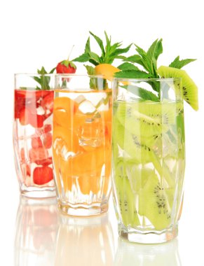 buz üzerinde beyaz izole meyve içecekler bardak