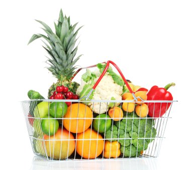 taze meyve ve sebzeler üzerinde beyaz izole metal sepet çeşitleri