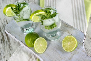 gemide buza peçete ahşap tablo ile kokteyl bardak