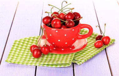 kiraz meyveleri Kupası ahşap masa üzerinde kapat