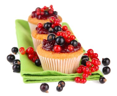 lezzetli muffins beyaz izole çilek ile