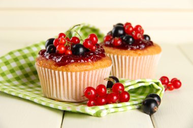 Beyaz ahşap masa üzerinde meyveleri ile lezzetli muffins
