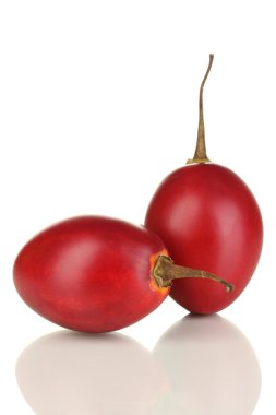 iki olgun tamarillo üzerinde beyaz izole