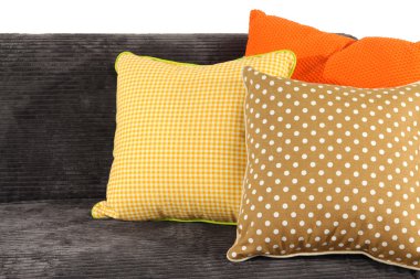 kanepede üstüne beyaz izole renkli yastıklar