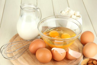 kase ve yanlarında çeşitli malzemeler ahşap masa yakın çekim üzerinde kırık yumurta