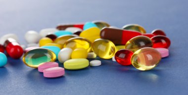 hap, Tablet ve kapsüller mavi zemin üzerine ürün çeşitliliği