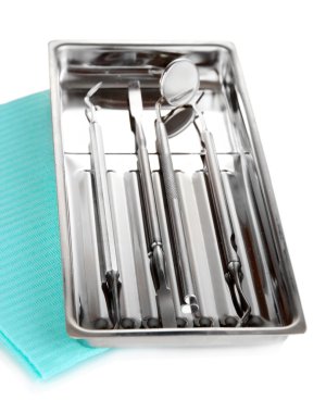 diş hekimi araçları üzerinde beyaz izole