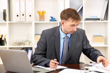 onun işyerinde ofiste genç işadamı