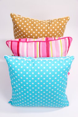 Üç yastık üzerinde beyaz izole