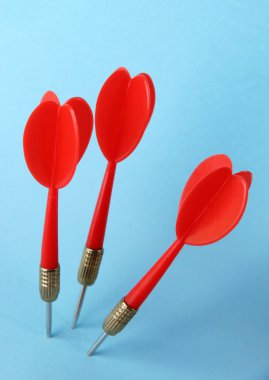 Dart mavi zemin üzerine