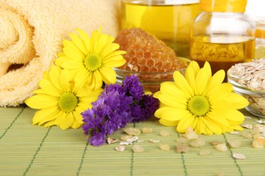 yağlar ve ahşap masa yakın çekim bal kokulu bal spa