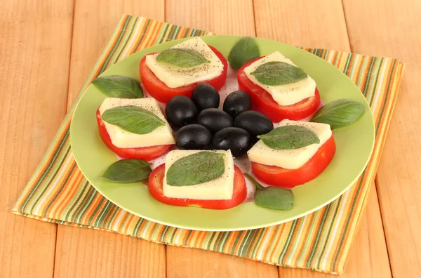 Mozzarella de queso con verduras en plato en la mesa —  Fotos de Stock