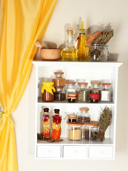 Variedad de especias en estantes de cocina —  Fotos de Stock