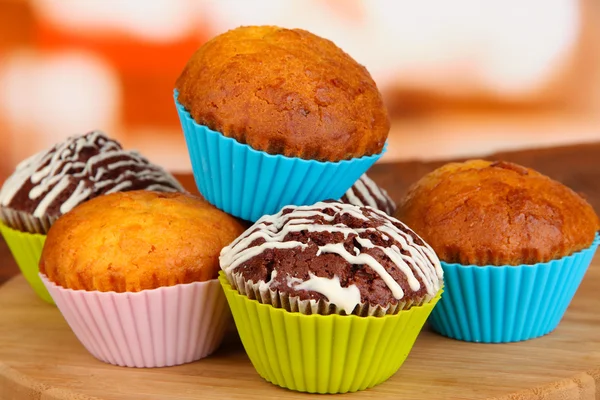 Süße Cupcakes auf Holztisch — Stockfoto