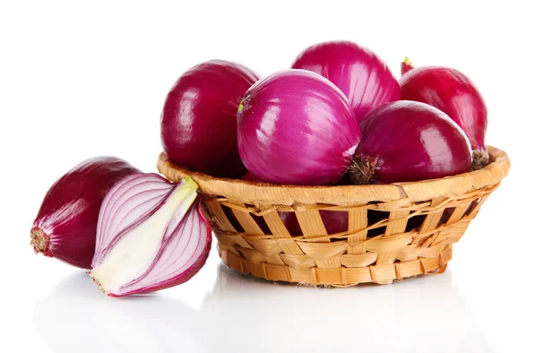 Cebolla morada en canasta de mimbre aislada en blanco — Foto de Stock