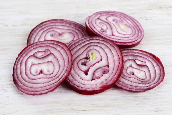 Oignon violet sur planche à découper isolé sur blanc — Photo