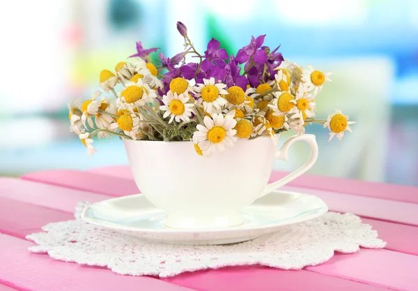 Ramillete de flores de manzanilla en copa, sobre fondo brillante — Foto de Stock