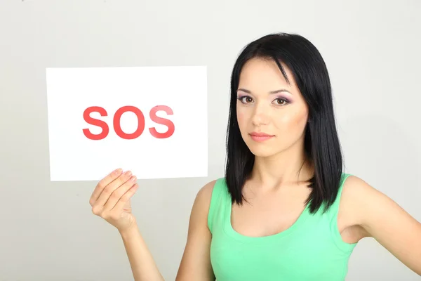 Ragazza mostrando segno di stop su sfondo grigio — Foto Stock