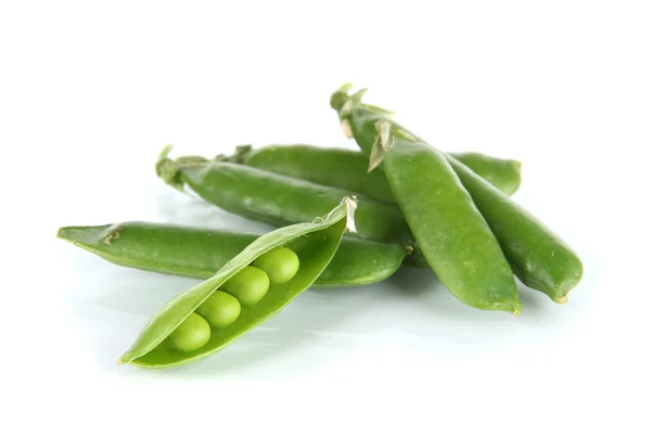 Groene erwten geïsoleerd op wit — Stockfoto