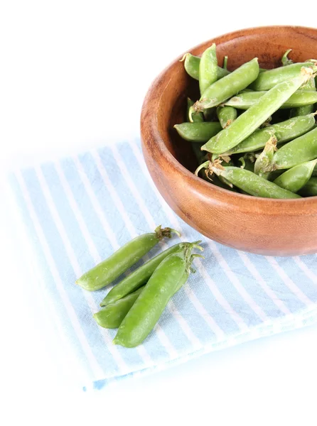 Guisantes verdes en cuenco de madera en servilleta aislada en blanco —  Fotos de Stock