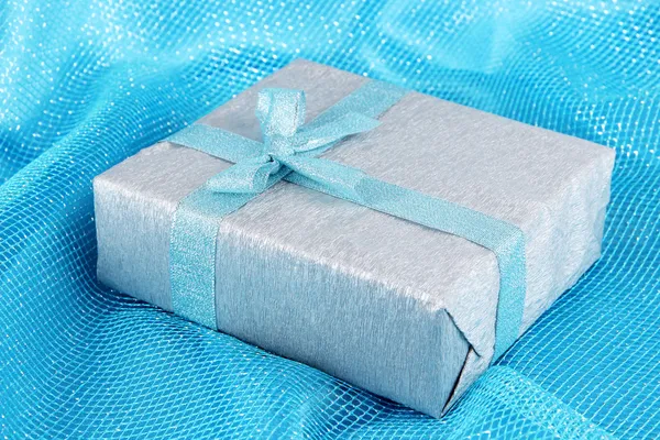 Romantický balíček na pozadí modré látky — Stock fotografie