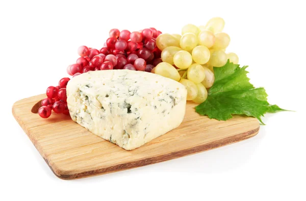おいしいチーズ青と白で隔離され、まな板の上のブドウ — ストック写真