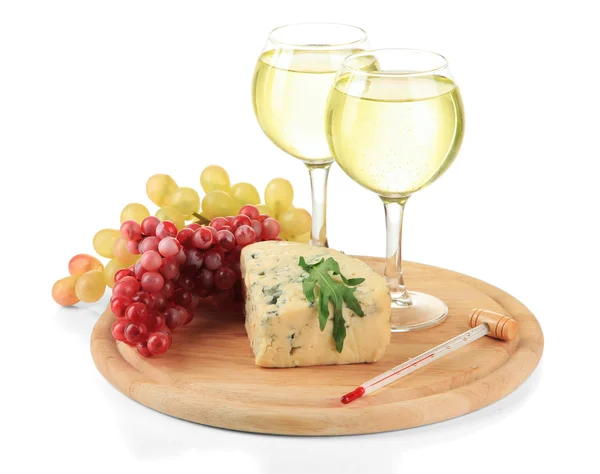 Glasses of wine, tasty blue cheese and grape on cutting board, isolated on white — Stock Photo, Image