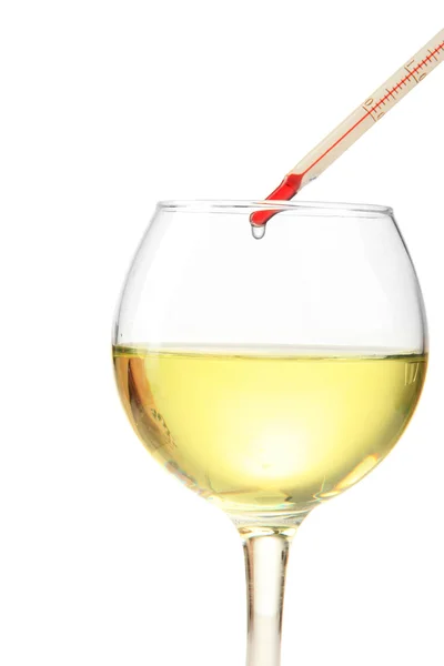 Bir bardak şarap ile üzerine beyaz izole termometre, — Stok fotoğraf