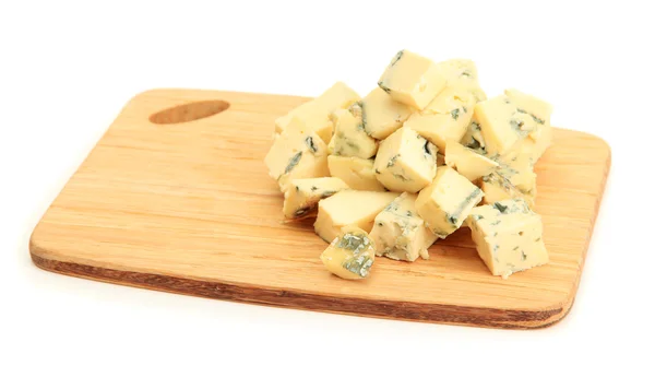 Вкусный голубой сыр на разделочной доске, изолированный на белом — стоковое фото