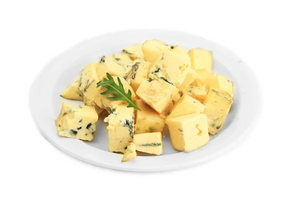 Вкусный голубой сыр на тарелке, изолированный на белом — стоковое фото